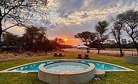 TimBila-Camp Pool-Blick Richtung Sonnenuntergang